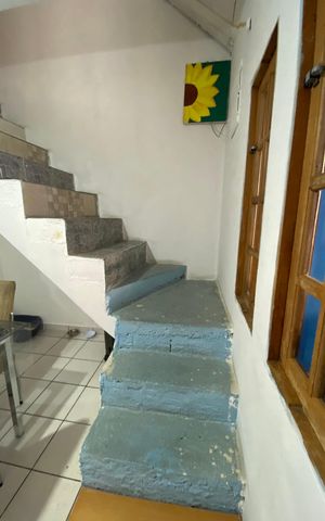 Casa à venda com 252m², 3 quartos e 2 vagas Casa à venda com 252m², 3 quartos e 2 vagasEscada