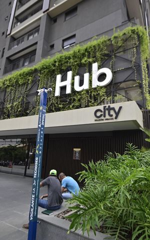 Apartamento à venda com 51m², 1 quarto e 1 vaga Apartamento à venda com 51m², 1 quarto e 1 vagaFachada
