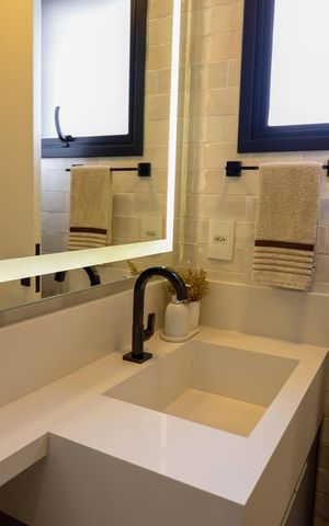 Apartamento à venda com 115m², 2 quartos e 3 vagas Apartamento à venda com 115m², 2 quartos e 3 vagasBanheiro da Suíte 1