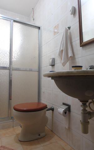 Casa de condomínio à venda com 300m², 2 quartos e 5 vagasBanheiro social