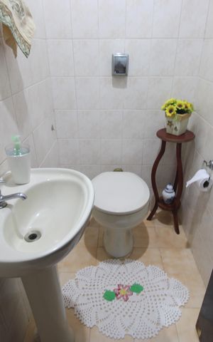 Casa de condomínio à venda com 300m², 2 quartos e 5 vagasLavabo