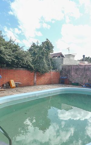 Casa à venda com 600m², 6 quartos e 4 vagasFundos
