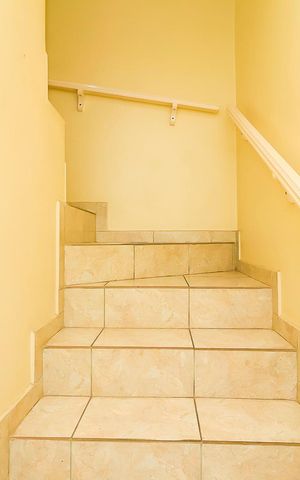 Casa para alugar com 150m², 2 quartos e 2 vagasEscada