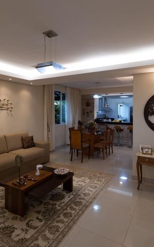 Casa à venda com 420m², 4 quartos e 3 vagas Casa à venda com 420m², 4 quartos e 3 vagasSala de Estar