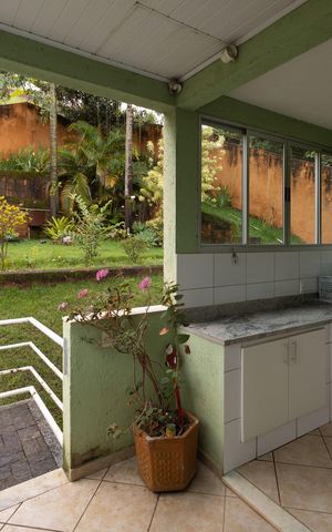 Casa à venda com 420m², 4 quartos e 3 vagas Casa à venda com 420m², 4 quartos e 3 vagasJardim / Área de Serviço
