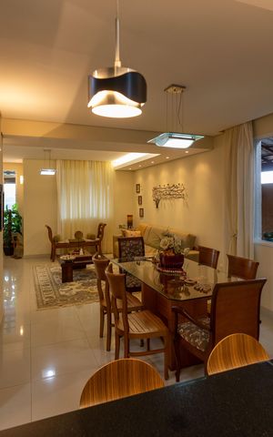 Casa à venda com 420m², 4 quartos e 3 vagas Casa à venda com 420m², 4 quartos e 3 vagasSala de Jantar