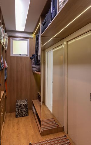 Casa à venda com 420m², 4 quartos e 3 vagas Casa à venda com 420m², 4 quartos e 3 vagasCloset da Suíte 1