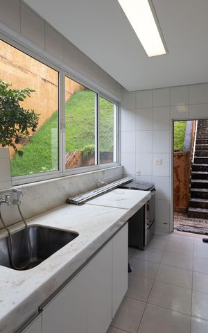 Casa à venda com 420m², 4 quartos e 3 vagas Casa à venda com 420m², 4 quartos e 3 vagasÁrea de Serviço