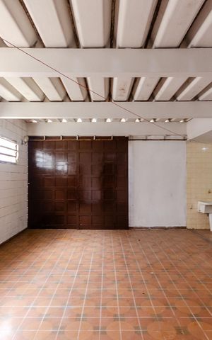 Casa à venda com 200m², 5 quartos e 4 vagas Casa à venda com 200m², 5 quartos e 4 vagasGaragem