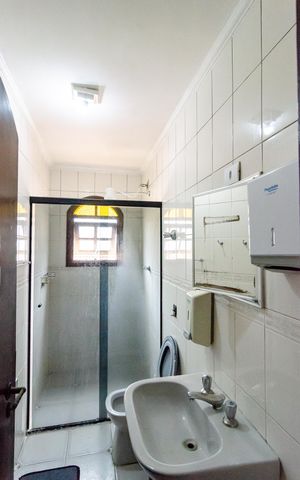 Casa para alugar com 256m², 3 quartos e 3 vagas Casa para alugar com 256m², 3 quartos e 3 vagasBanheiro da Suíte 1