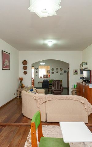 Casa à venda com 336m², 3 quartos e 4 vagasSala