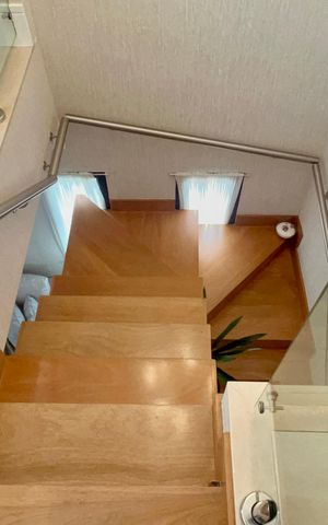 Apartamento para alugar com 200m², 3 quartos e 3 vagas Apartamento para alugar com 200m², 3 quartos e 3 vagasEscada