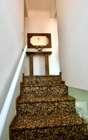 Casa à venda com 275m², 3 quartos e 4 vagas Casa à venda com 275m², 3 quartos e 4 vagasEscada interna