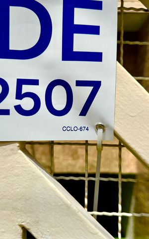 Casa à venda com 275m², 3 quartos e 4 vagas Casa à venda com 275m², 3 quartos e 4 vagasCódigo da placa CCLO-674