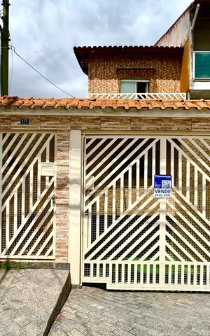 Casa à venda com 275m², 3 quartos e 4 vagas Casa à venda com 275m², 3 quartos e 4 vagasPlaca instalada na fachada do imóvel