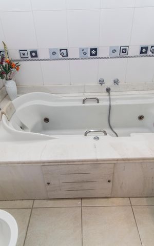Casa de condomínio à venda com 560m², 5 quartos e 4 vagas Casa de condomínio à venda com 560m², 5 quartos e 4 vagasBanheiro da Suíte