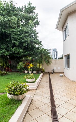 Casa de condomínio à venda com 560m², 5 quartos e 4 vagas Casa de condomínio à venda com 560m², 5 quartos e 4 vagasQuintal