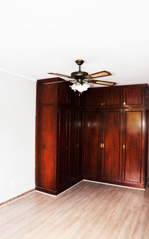Casa para alugar com 230m², 3 quartos e 2 vagas Casa para alugar com 230m², 3 quartos e 2 vagasDetalhe - Quarto 01 com Suíte