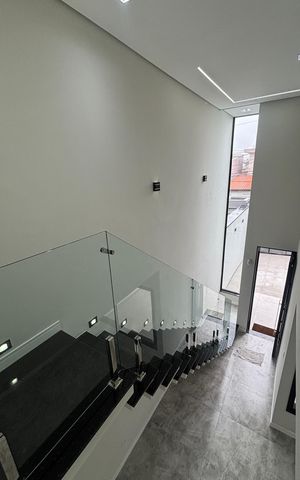 Casa à venda com 155m², 3 quartos e 3 vagas Casa à venda com 155m², 3 quartos e 3 vagasEscada