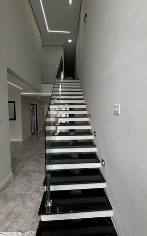 Casa à venda com 155m², 3 quartos e 3 vagas Casa à venda com 155m², 3 quartos e 3 vagasEscada