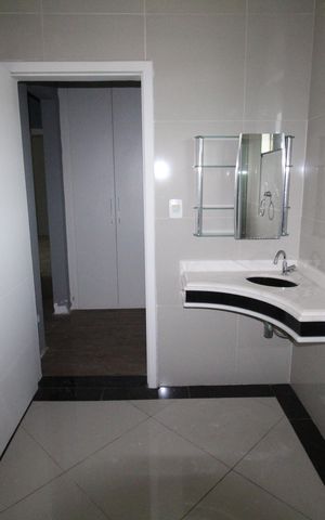 Casa de condomínio para alugar com 460m², 4 quartos e 4 vagasBanheiro