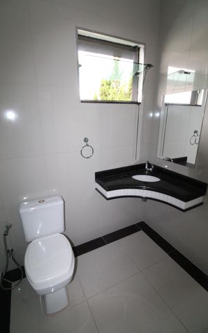 Casa de condomínio para alugar com 460m², 4 quartos e 4 vagasBanheiro da Suíte 1