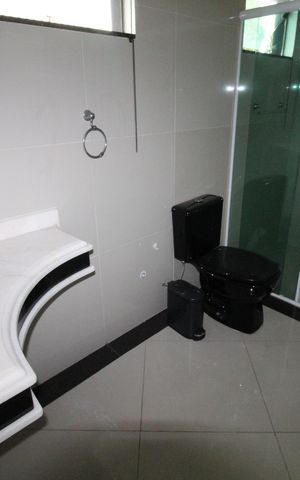 Casa de condomínio para alugar com 460m², 4 quartos e 4 vagasBanheiro