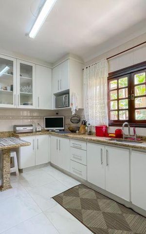 Casa à venda com 380m², 5 quartos e 6 vagas Casa à venda com 380m², 5 quartos e 6 vagasCozinha