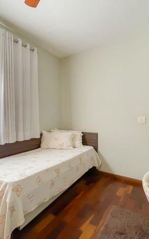 Casa à venda com 380m², 5 quartos e 6 vagas Casa à venda com 380m², 5 quartos e 6 vagasQuarto 4