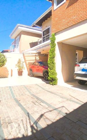 Casa à venda com 380m², 5 quartos e 6 vagas Casa à venda com 380m², 5 quartos e 6 vagasGaragem