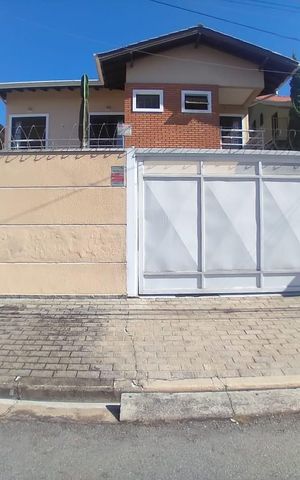 Casa à venda com 380m², 5 quartos e 6 vagas Casa à venda com 380m², 5 quartos e 6 vagasFachada com PLACA