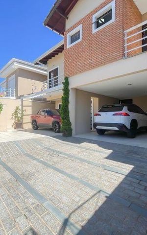 Casa à venda com 380m², 5 quartos e 6 vagas Casa à venda com 380m², 5 quartos e 6 vagasGaragem