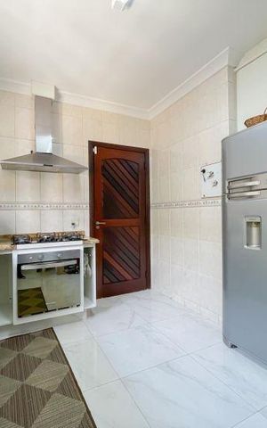 Casa à venda com 380m², 5 quartos e 6 vagas Casa à venda com 380m², 5 quartos e 6 vagasCozinha