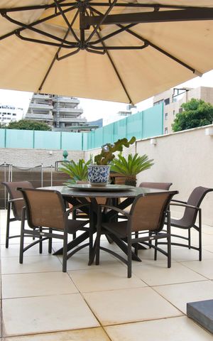 Apartamento à venda com 318m², 3 quartos e 3 vagas Apartamento à venda com 318m², 3 quartos e 3 vagasÁrea Privada - Mesa com cadeiras e guarda-sol