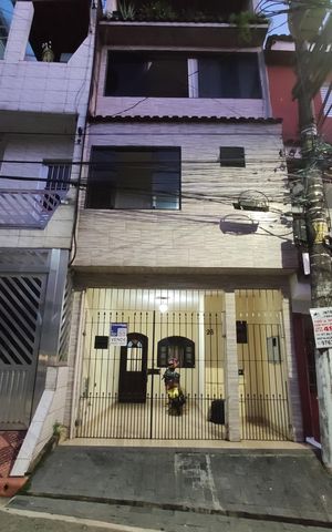 Casa à venda com 200m², 4 quartos e 1 vaga Casa à venda com 200m², 4 quartos e 1 vagaFachada