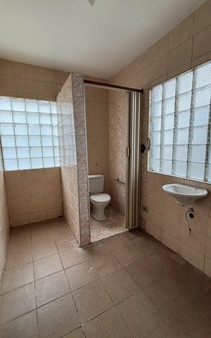 Casa para alugar com 450m², 5 quartos e 6 vagas Casa para alugar com 450m², 5 quartos e 6 vagasBanheiro da Piscina