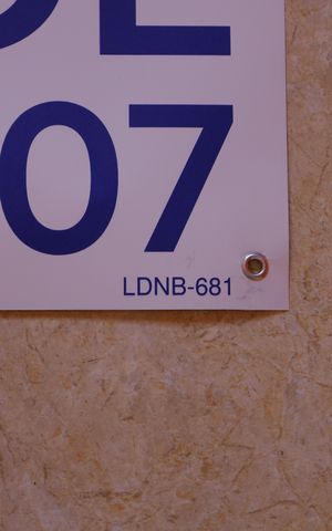 Apartamento à venda com 59m², 3 quartos e 1 vagaPlaca instalada na janela da sala - Código da placa: LDNB-684