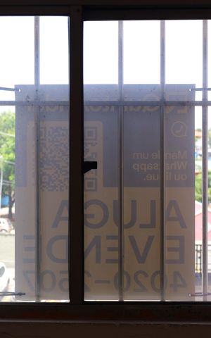 Apartamento à venda com 59m², 3 quartos e 1 vagaPlaca instalada na janela da sala - Código da placa: LDNB-684