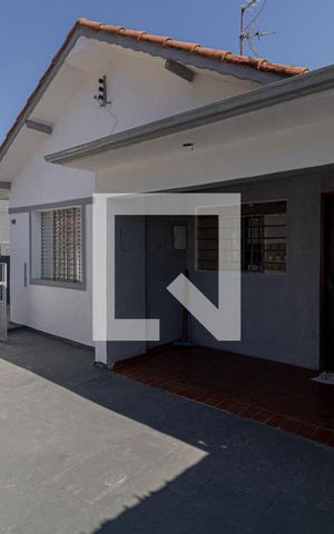 Casa à venda com 200m², 4 quartos e 2 vagas Casa à venda com 200m², 4 quartos e 2 vagasCasa 1