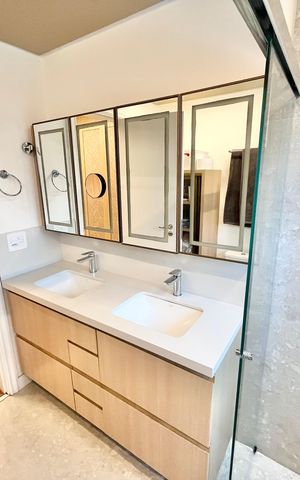 Apartamento à venda com 213m², 4 quartos e 3 vagas Apartamento à venda com 213m², 4 quartos e 3 vagasBanheiro da Suíte 2