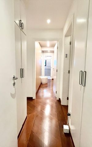 Apartamento à venda com 213m², 4 quartos e 3 vagas Apartamento à venda com 213m², 4 quartos e 3 vagasCorredor
