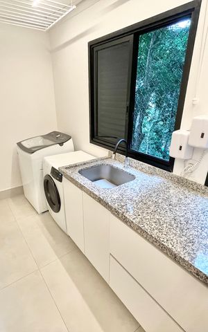 Apartamento à venda com 213m², 4 quartos e 3 vagas Apartamento à venda com 213m², 4 quartos e 3 vagasÁrea de Serviço