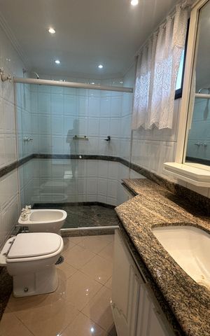 Apartamento para alugar com 285m², 3 quartos e 4 vagas Apartamento para alugar com 285m², 3 quartos e 4 vagasBanheiro da Suíte 1