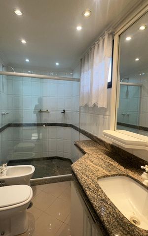Apartamento para alugar com 285m², 3 quartos e 4 vagas Apartamento para alugar com 285m², 3 quartos e 4 vagasBanheiro da Suíte 1