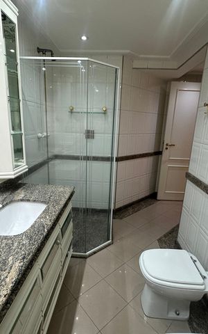 Apartamento para alugar com 285m², 3 quartos e 4 vagas Apartamento para alugar com 285m², 3 quartos e 4 vagasBanheiro da Suíte 2