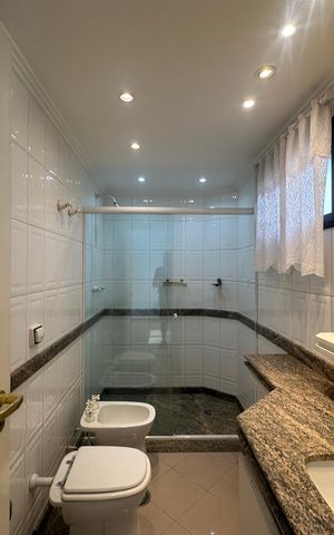 Apartamento para alugar com 285m², 3 quartos e 4 vagas Apartamento para alugar com 285m², 3 quartos e 4 vagasBanheiro da Suíte 1