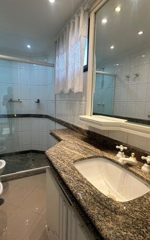 Apartamento para alugar com 285m², 3 quartos e 4 vagas Apartamento para alugar com 285m², 3 quartos e 4 vagasBanheiro da Suíte 1