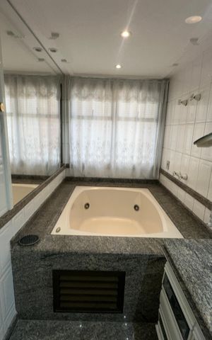 Apartamento para alugar com 285m², 3 quartos e 4 vagas Apartamento para alugar com 285m², 3 quartos e 4 vagasBanheiro da Suíte 2