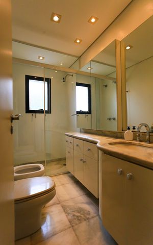 Apartamento à venda com 350m², 4 quartos e 4 vagas Apartamento à venda com 350m², 4 quartos e 4 vagasBanheiro da Suíte 1