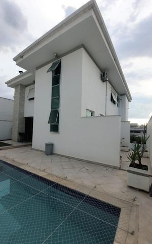 Casa de condomínio à venda com 360m², 4 quartos e 4 vagas Casa de condomínio à venda com 360m², 4 quartos e 4 vagasÁrea Externa